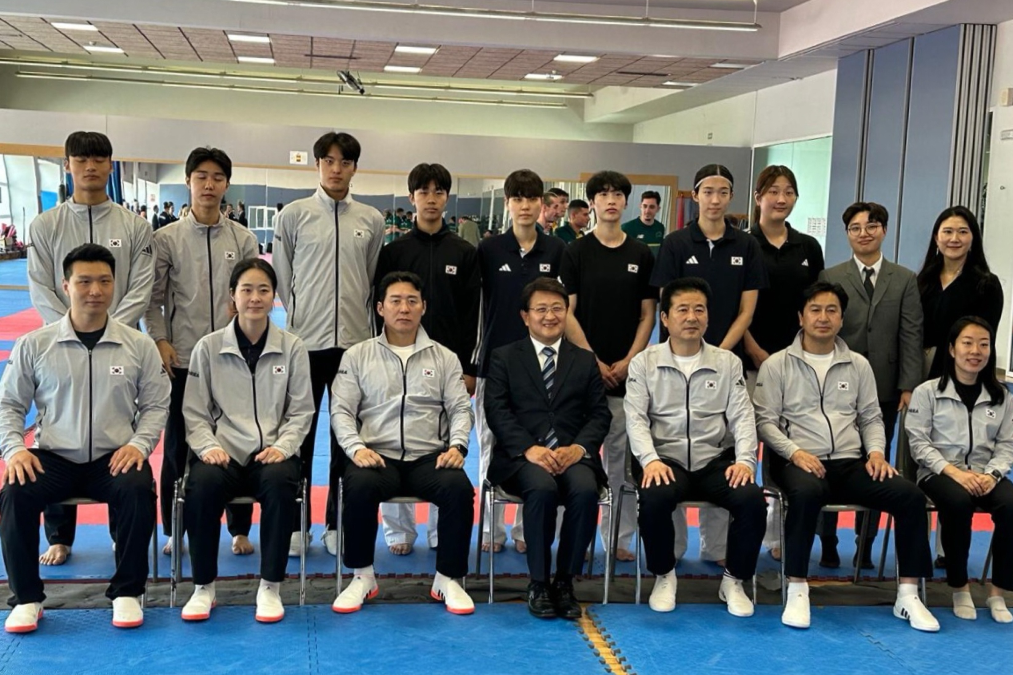 El Embajador Bahk Sahnghoon anima al equipo nacional de taekwondo en los Juegos Olímpicos de París