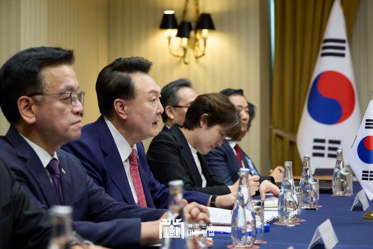 "한일 간 긴밀한 공조가 그 어느 때보다 중요한 시점" https://www.president.go.kr/president/speeches/cLJw0xYL @출처 대통령실 홈페이지 바로가기 "한일 간 긴밀한 공조가 그 어느 때보다 중요한 시점" 썸네일 한-일 정상회담 모두 발언 지난달 라오스에서 총리님을 자주 뵙고 싶다고 말씀드렸습니다. 이렇게 한 달 만에 총리님을 다시 만나게 되어서 정말 기쁩니다. 총리님과 첫 회담 이후 러북 간 군사 협력이 북한군 파병으로 이어지는 등 역내 및 세계 정세가 급박하게 돌아가고 있습니다. 한일 간의 긴밀한 공조가 그 어느 때보다도 중요한 이 시점에 총리님과의 이러한 만남은 의미가 남다르다고 생각합니다. 양국 관계의 지속적인 발전 방안과 날로 엄중해지는 지역, 글로벌 정세에 대해 총리님과 심도 있는 의견을 나누고 싶습니다.